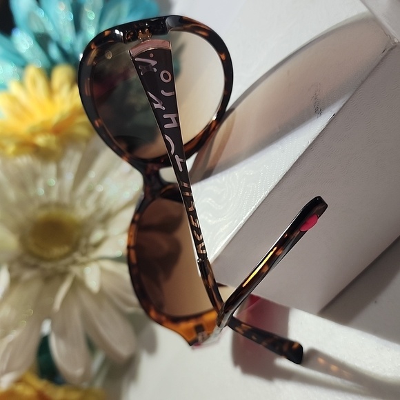 BETSEY JOHNSON SUNGLASSES - Picture 6 of 7